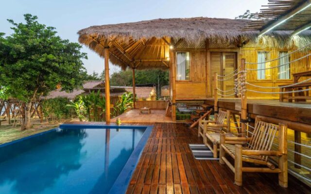 Thi công lợp mái rơm nhân tạo chống cháy